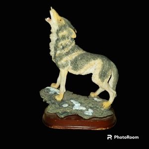 Vintage Textured Resin Gray Howling Timber Wolf Statue
